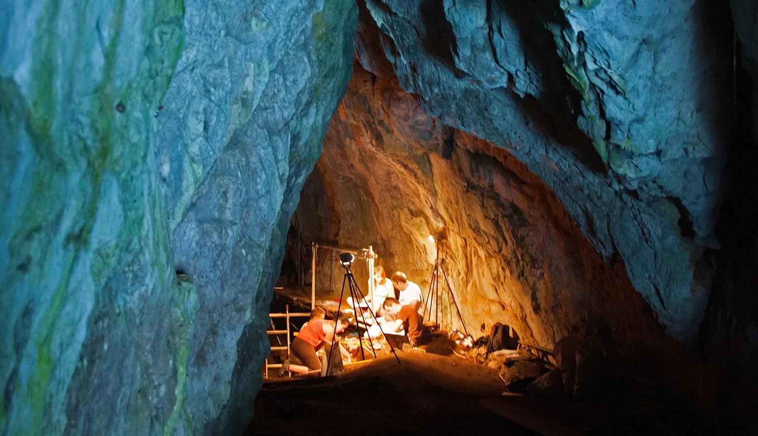 Fouilles en cours dans la chambre arriËre de la Grotte de Gorham.