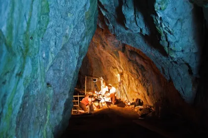 Fouilles en cours dans la chambre arriËre de la Grotte de Gorham.