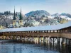 Kapellbrücke Luzern im Winter und Türme der Hofkirche im Hinte