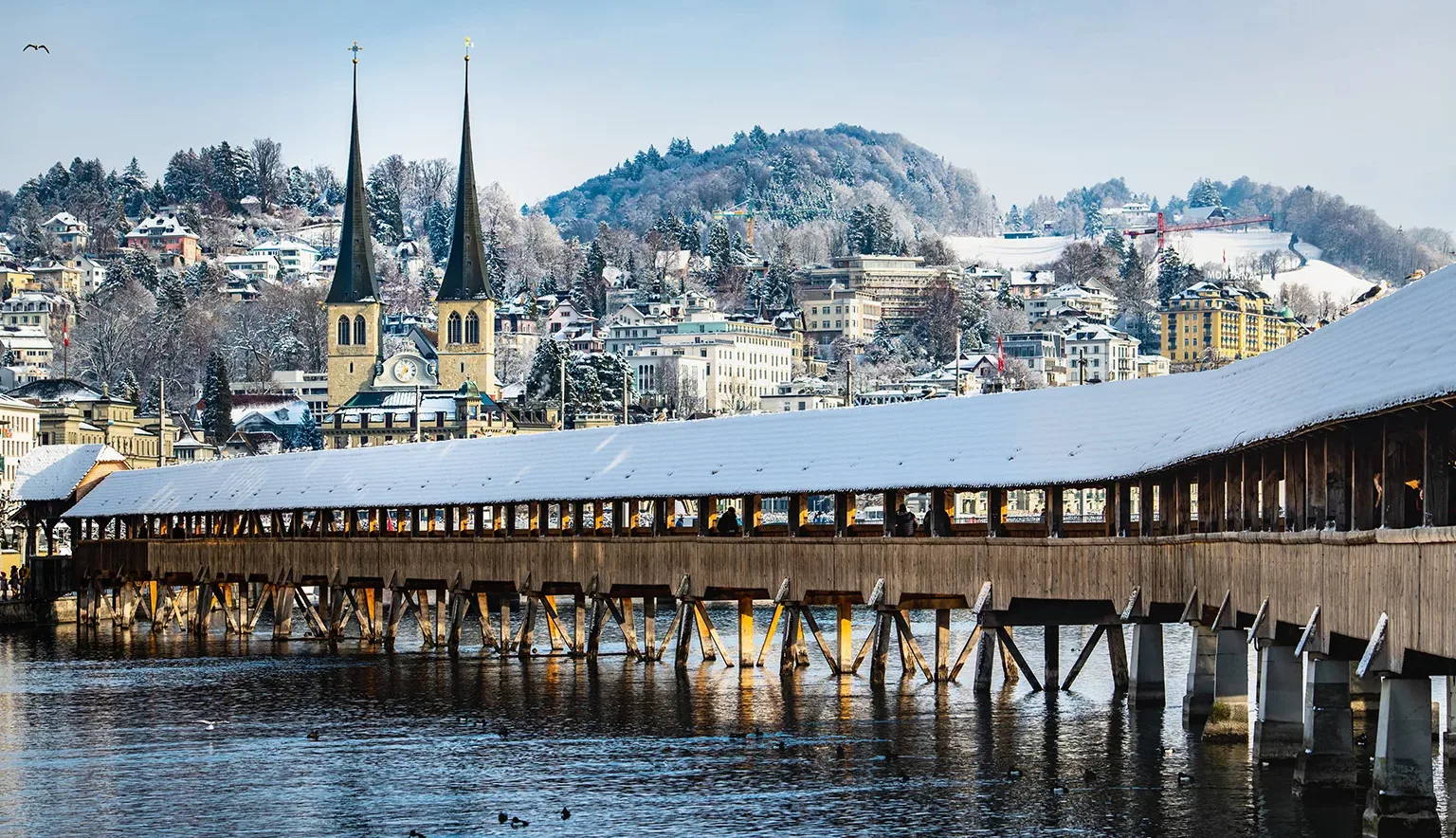 Kapellbrücke Luzern im Winter und Türme der Hofkirche im Hinte