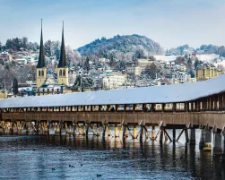 Kapellbrücke Luzern im Winter und Türme der Hofkirche im Hinte