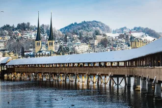 Kapellbrücke Luzern im Winter und Türme der Hofkirche im Hinte
