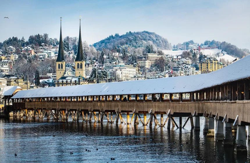 Kapellbrücke Luzern im Winter und Türme der Hofkirche im Hinte