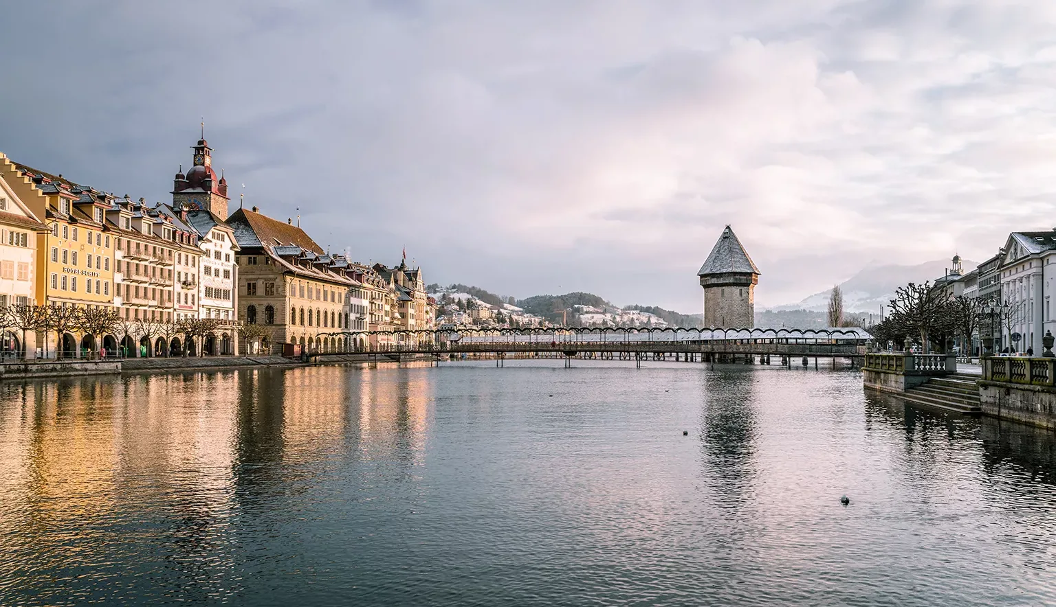 Die Stadt Luzern - Kapellbrücke mit Wasserturm.