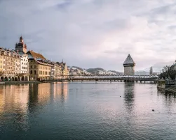 Die Stadt Luzern - Kapellbrücke mit Wasserturm.
