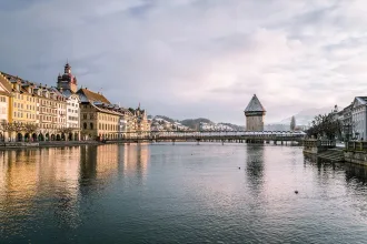 Die Stadt Luzern - Kapellbrücke mit Wasserturm.
