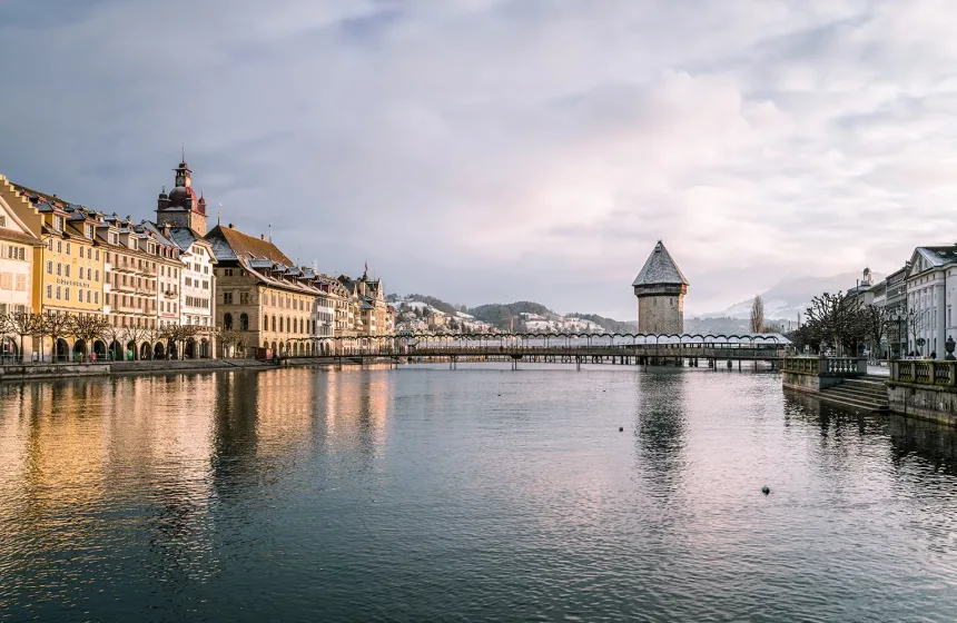 Die Stadt Luzern - Kapellbrücke mit Wasserturm.