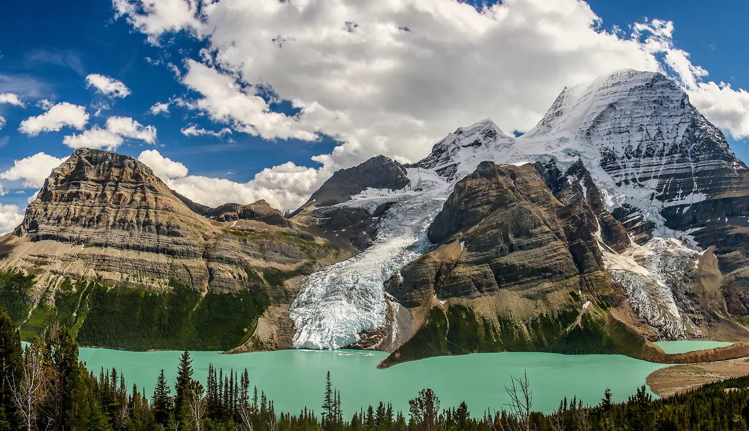 Panoramatic view of Berg Lake with glaciers in Mt. Robson provincial park of British Colombia, Canada